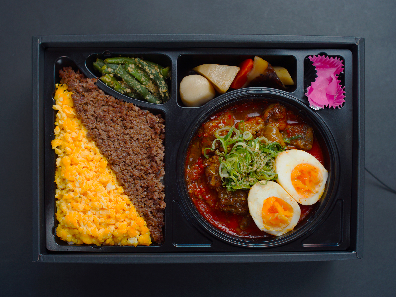 【温まる】自家製そぼろご飯と牛すじ煮込み弁当