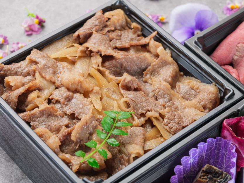 厳選和牛すき焼き重と和牛ハンバーグの三段弁当