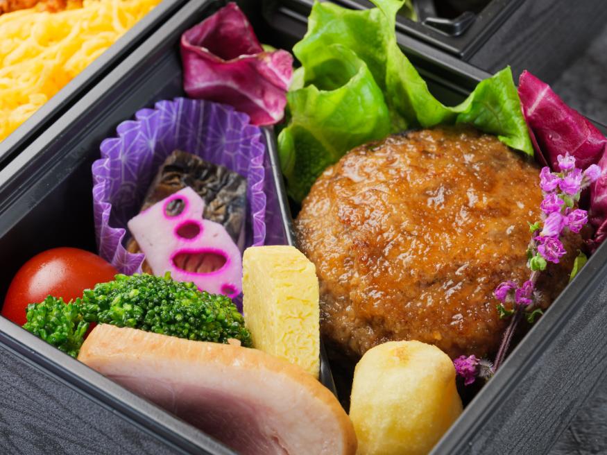 【お弁当デリ特別価格】肉そぼろ重と和牛ハンバーグの三段弁当