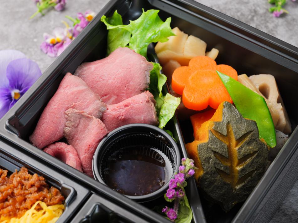 【お弁当デリ特別価格】肉そぼろ重と和牛ハンバーグの三段弁当