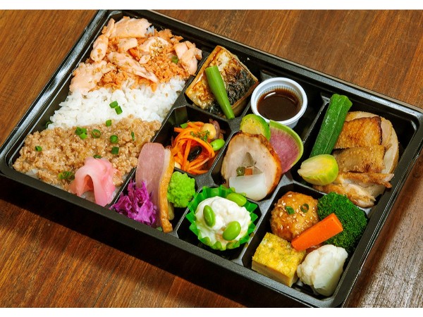 【彩り】鶏山椒焼と二色のそぼろ弁当