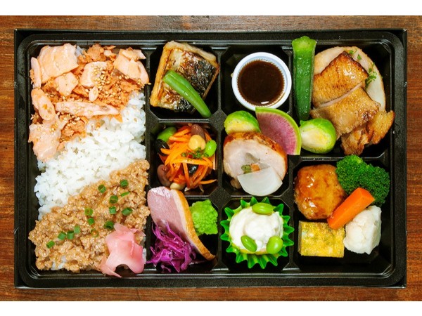 【彩り】鶏山椒焼と二色のそぼろ弁当