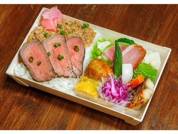 【一折】炭焼ローストビーフとヤゲン鶏そぼろ弁当