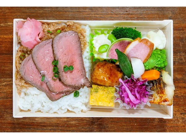 【一折】炭焼ローストビーフとヤゲン鶏そぼろ弁当