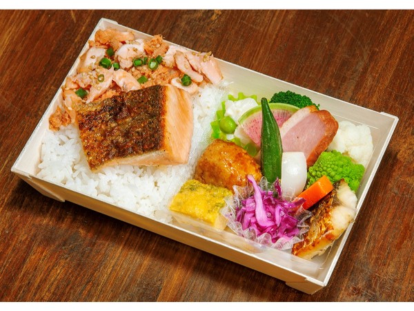 【一折】炭焼サーモンと銀シャケそぼろ弁当