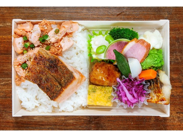 【一折】炭焼サーモンと銀シャケそぼろ弁当