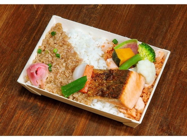 【香味】炭焼サーモンと二色のそぼろ弁当