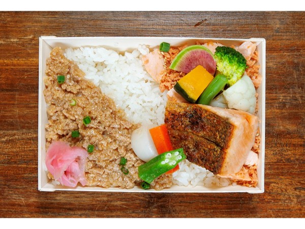 【香味】炭焼サーモンと二色のそぼろ弁当