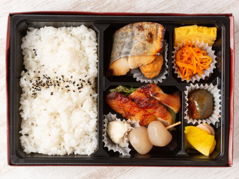 おもてなし幕の内照り焼きチキンと鰆西京焼き