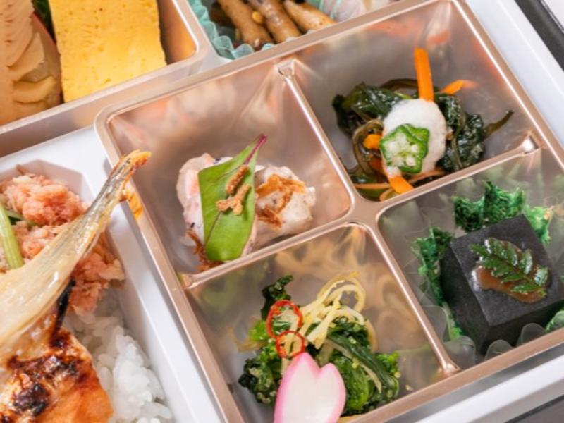 球磨川御膳 ―二種の厳選鮭（ハラス西京焼き、そぼろ）親子飯―