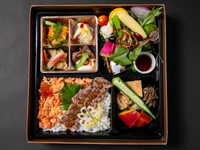 「彩」20品目のお野菜 鮭といくらの親子めしと厳選牛ステーキの二色重