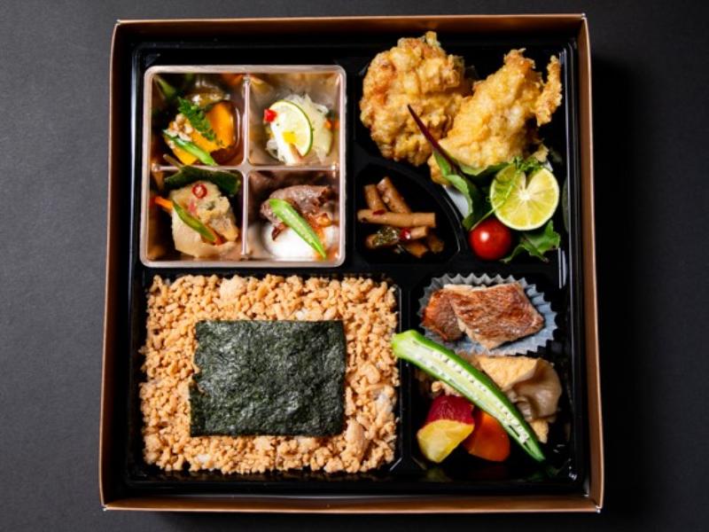 鶏の柚子ごしょう天ぷらとそぼろのり弁の幕の内弁当