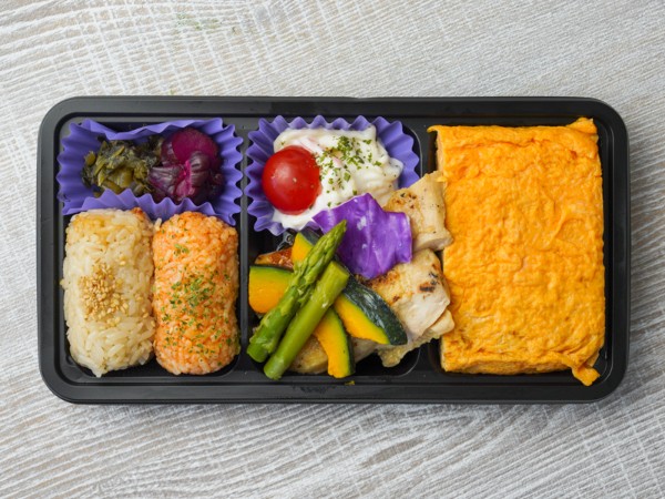 オムライス屋さんの出汁巻き玉子＆おにぎり弁当