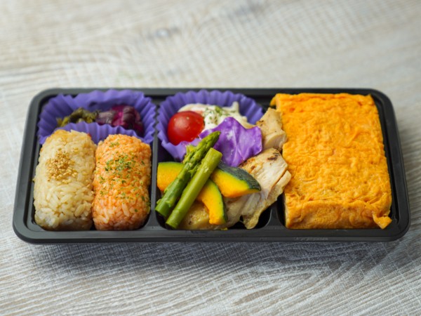 オムライス屋さんの出汁巻き玉子＆おにぎり弁当