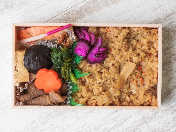 山形牛すき焼きと銀鮭の五目御飯弁当