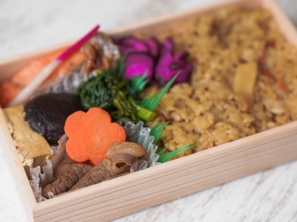 山形牛すき焼きと銀鮭の五目御飯弁当