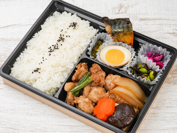 鶏すき焼きとサバ塩焼き弁当