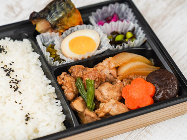 鶏すき焼きとサバ塩焼き弁当