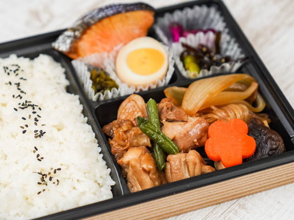 鶏すき焼きと鮭塩焼き弁当
