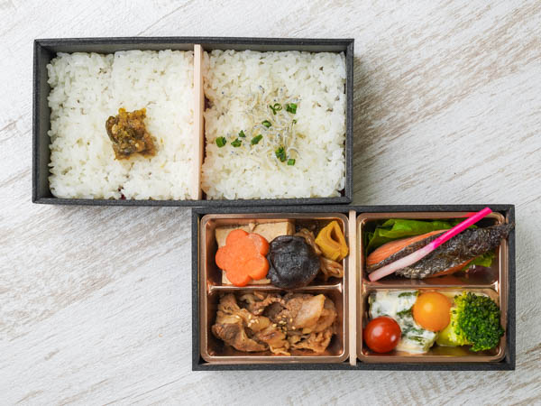 黒毛和牛焼肉と鮭塩焼き弁当（うど入り南蛮みそとじゃこ）