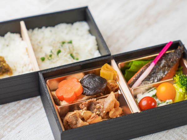 黒毛和牛焼肉と鮭塩焼き弁当（うど入り南蛮みそとじゃこ）