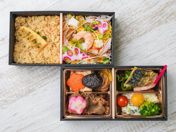 黒毛和牛すき焼きとサバ塩焼き弁当（バラちらしと筍の炊き込みご飯）