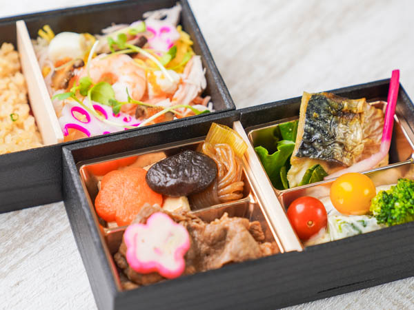 黒毛和牛すき焼きとサバ塩焼き弁当（バラちらしと筍の炊き込みご飯）