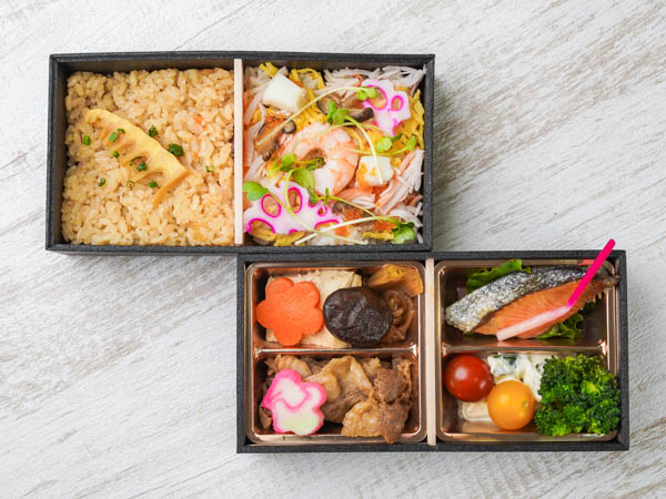 黒毛和牛すき焼きと鮭塩焼き弁当（バラちらしと筍の炊き込みご飯）