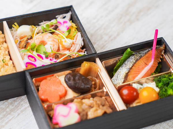 黒毛和牛すき焼きと鮭塩焼き弁当（バラちらしと筍の炊き込みご飯）