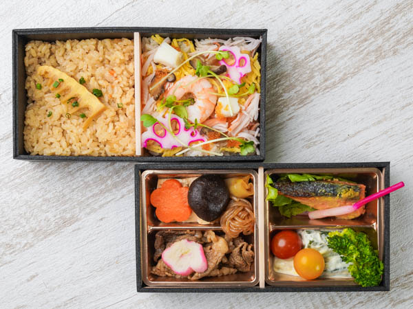 黒毛和牛すき焼き鮭西京焼き弁当（バラちらしと筍の炊き込みご飯）