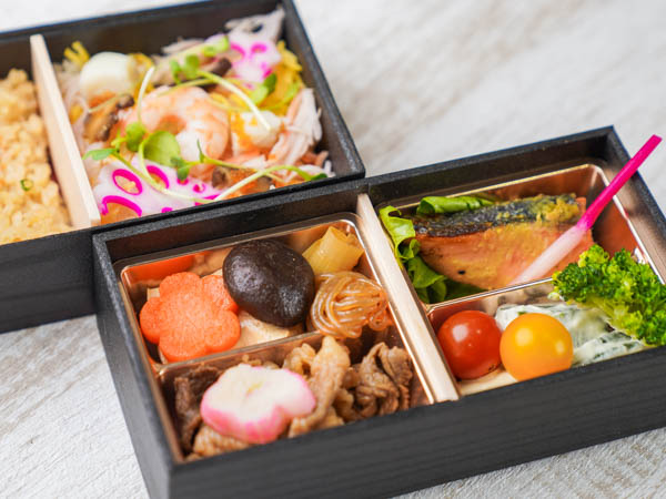 黒毛和牛すき焼き鮭西京焼き弁当（バラちらしと筍の炊き込みご飯）