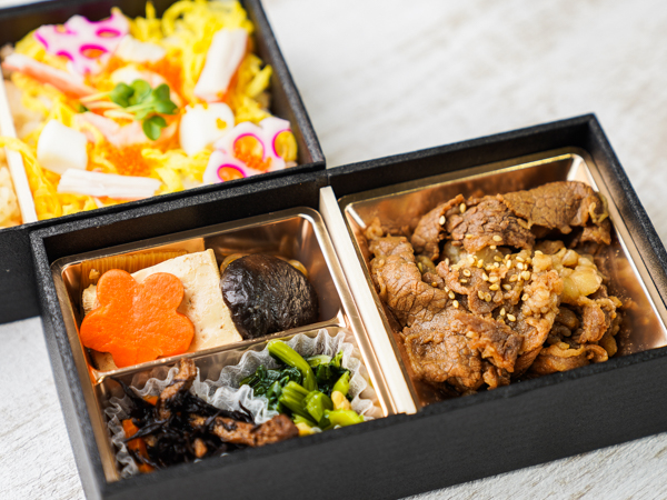 【バラちらしと筍の炊き込みご飯】黒毛和牛焼肉弁当（肉増量）