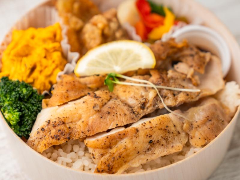 ヘルシー彩鳥ステーキ円満弁当