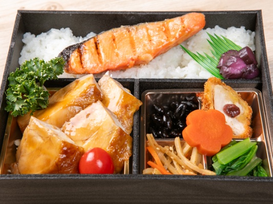 鶏照り焼きと鮭塩焼きのダブルメイン弁当