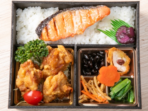鶏唐揚げと鮭塩焼きのダブルメイン弁当