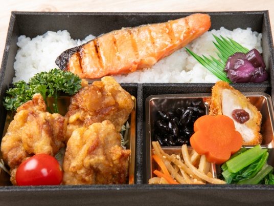 鶏唐揚げと鮭塩焼きのダブルメイン弁当