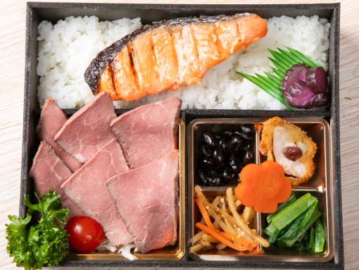 ローストビーフと鮭塩焼きのダブルメイン弁当