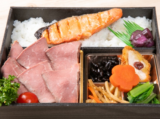 ローストビーフと鮭塩焼きのダブルメイン弁当