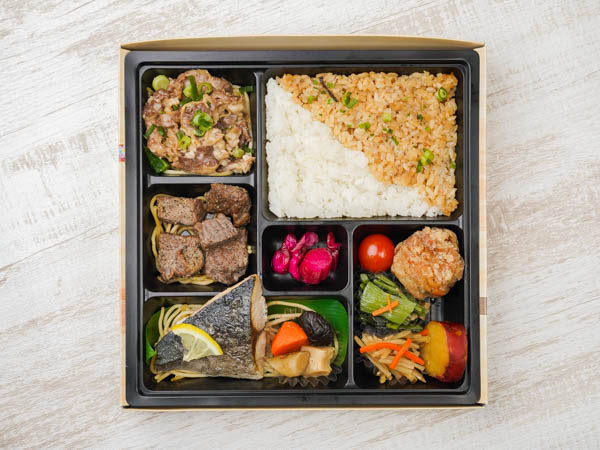サイコロステーキ＆牛すき＆鰤の塩焼き豪華弁当