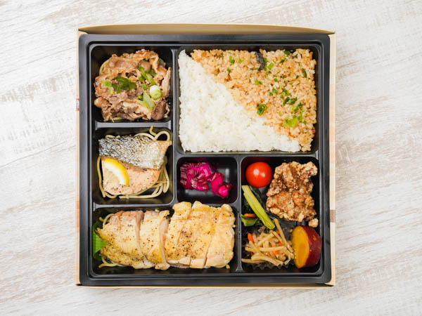 チキンステーキ＆牛すき＆鮭の塩焼き豪華弁当