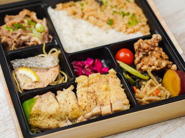 チキンステーキ＆牛すき＆鮭の塩焼き豪華弁当