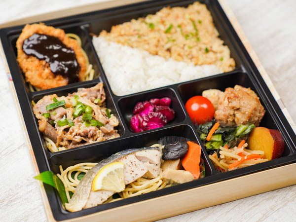 牛すき＆鰤の塩焼き＆ひとくちカツ豪華弁当