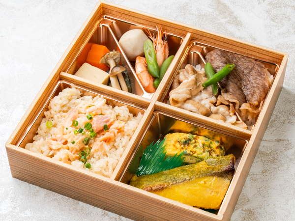 【500mlペット茶付き】鮭ハラコ飯と黒毛和牛、豚すきご飯弁当（銀ヒラス西京焼き&煮物）