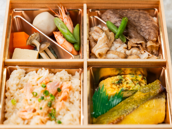 【500mlペット茶付き】鮭ハラコ飯と黒毛和牛、豚すきご飯弁当（銀ヒラス西京焼き&煮物）