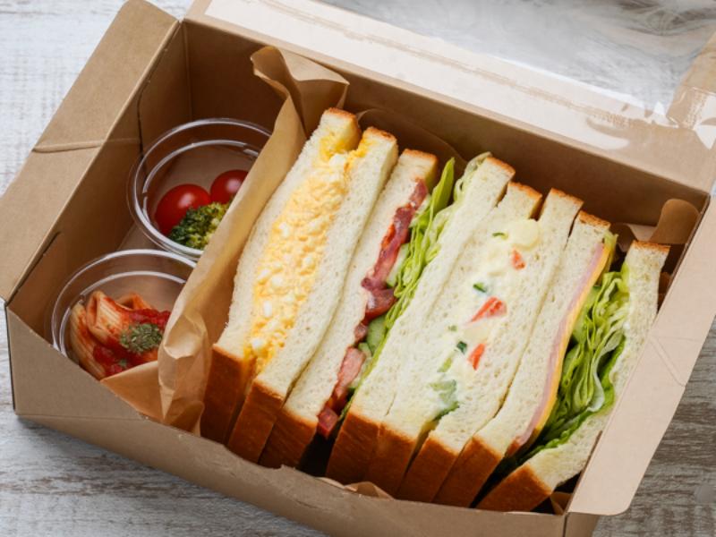 迷ったらコレ！たまご＆トマト＆ポテトサラダ＆ハムチーズサンド