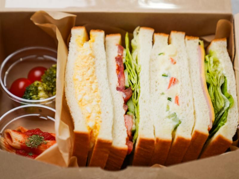 迷ったらコレ！たまご＆トマト＆ポテトサラダ＆ハムチーズサンド