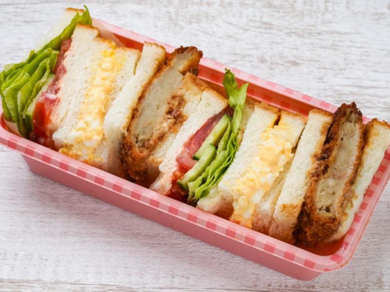 みんな大好き！トリオサンド（トマト・たまご・コロッケ）