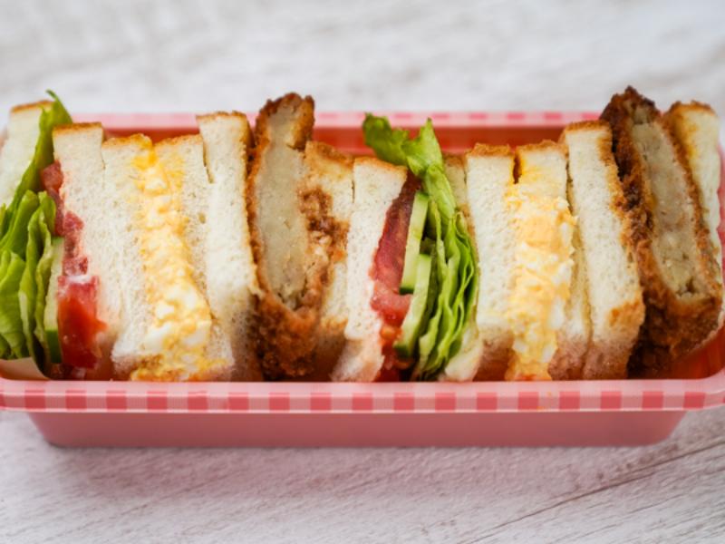 みんな大好き！トリオサンド（トマト・たまご・コロッケ）