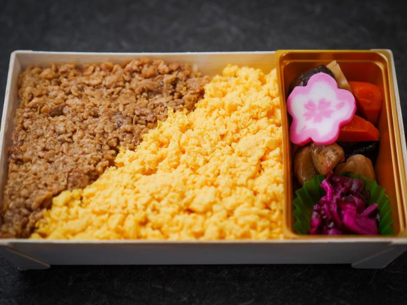 九州産華味鳥そぼろ弁当