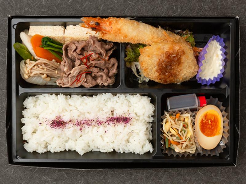 すき焼きと有頭大海老フライの贅沢弁当